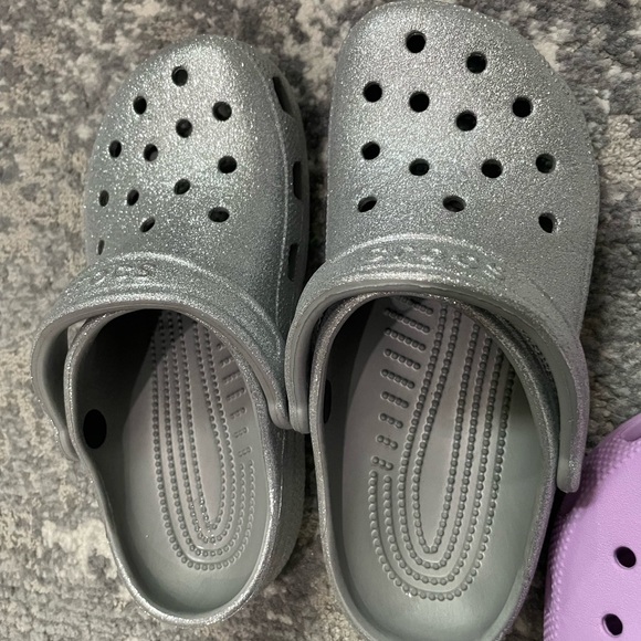 2 pairs size 6 crocs - Picture 5 of 5